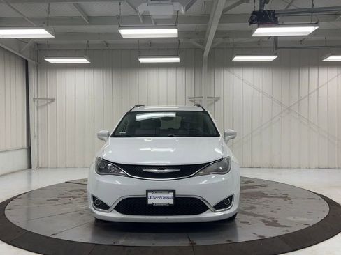 Used 2018 Chrysler Pacifica Touring-L FWD image 3