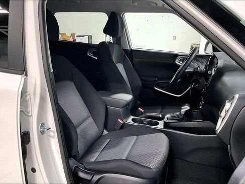 Used 2025 Kia Soul LX FWD image 9