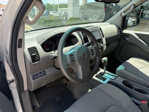 Used 2013 Nissan Frontier SV w/ SV Value Truck Pkg AWD/4WD image 10