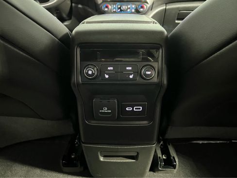 Used 2021 GMC Acadia Denali w/ Denali Ultimate Package AWD/4WD image 11