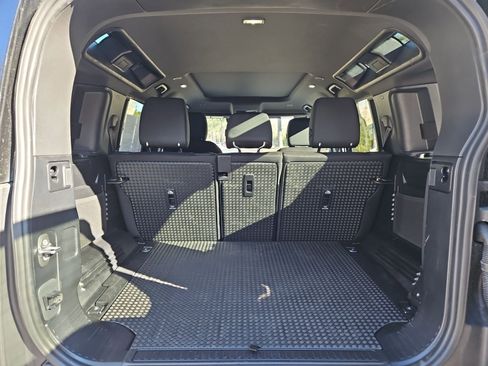 Used 2025 Land Rover Defender 110 S image 19