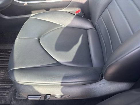 Used 2024 Toyota Highlander XLE FWD image 14