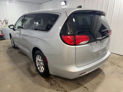 Used 2024 Chrysler Voyager LX image 4