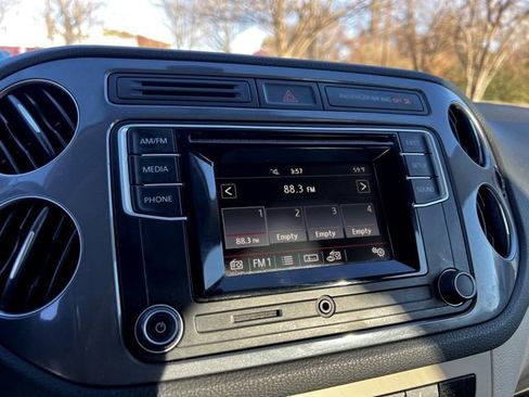 Used 2016 Volkswagen Tiguan S image 41