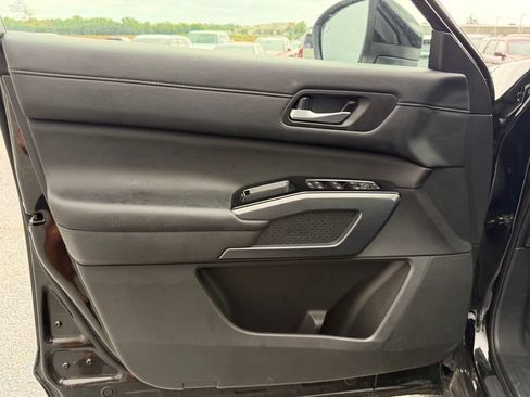 Used 2025 Nissan Pathfinder SL FWD image 13