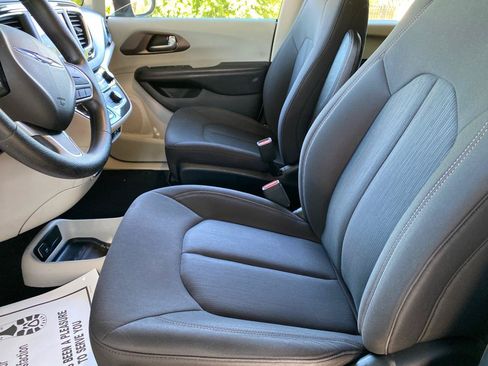 Used 2019 Chrysler Pacifica LX w/ Tire & Wheel Group FWD image 24