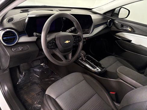 Used 2025 Chevrolet Trax LT FWD image 20