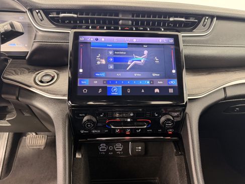 Used 2021 Jeep Grand Cherokee L Limited AWD/4WD image 18