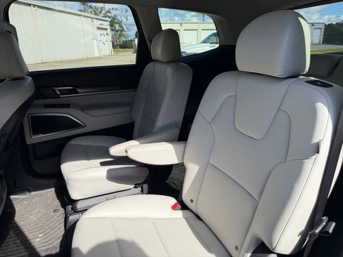 Used 2025 Kia Telluride S FWD image 11