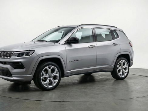 Used 2025 Jeep Compass Latitude image 3