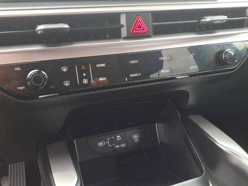 Used 2025 Kia Sorento LX FWD image 11
