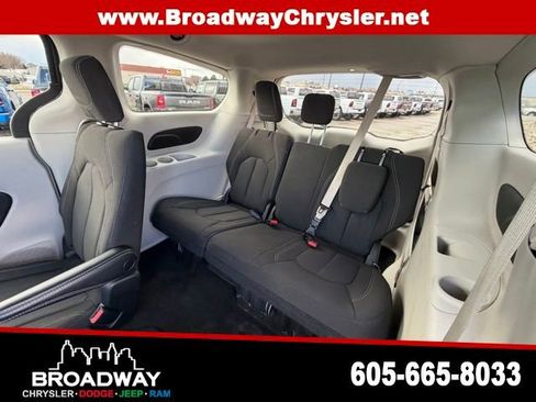 Used 2023 Chrysler Voyager LX image 15