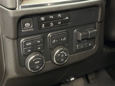 Used 2025 Chevrolet Suburban High Country AWD/4WD image 13