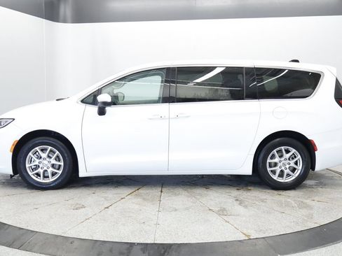 Certified 2023 Chrysler Pacifica Touring-L FWD image 2