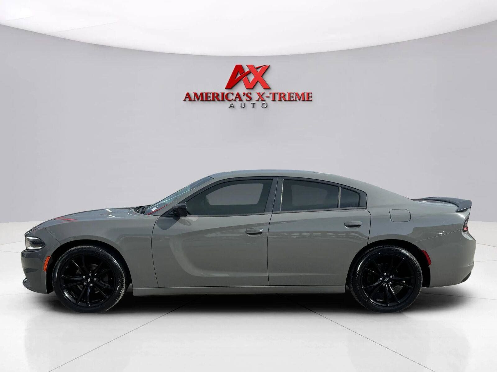 Used 2018 Dodge Charger SXT w/ Blacktop Package RWD image 2