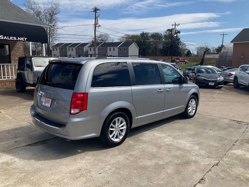 Used 2019 Dodge Grand Caravan SXT image 3