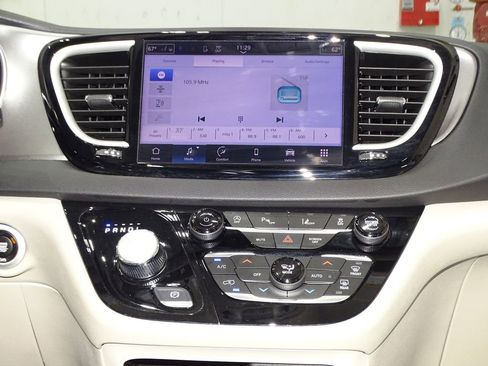 Used 2024 Chrysler Pacifica Touring-L image 25