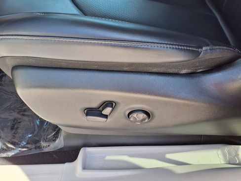 Used 2023 Chrysler Pacifica Touring-L image 18