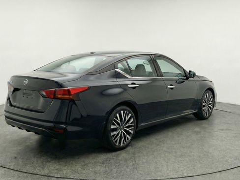 Used 2025 Nissan Altima 2.5 SV FWD image 9