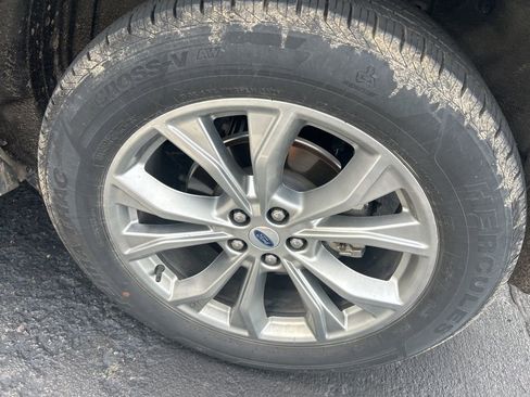 Used 2023 Ford Explorer XLT w/ Equipment Group 202A AWD/4WD image 10