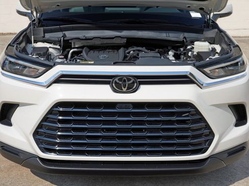 Used 2024 Toyota Grand Highlander AWD image 8