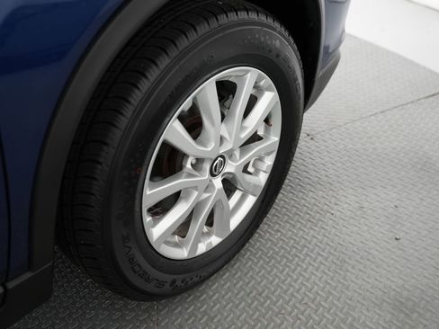 Used 2018 Nissan Rogue SV image 58