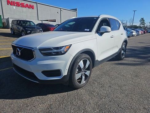 Used 2019 Volvo XC40 T5 Momentum image 2