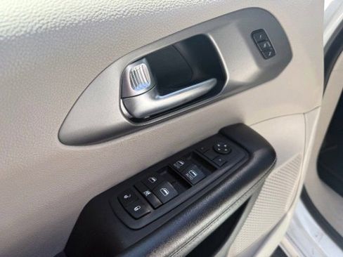 Used 2022 Chrysler Pacifica Touring-L FWD image 24