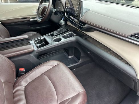 Used 2023 Toyota Sienna Platinum FWD image 19