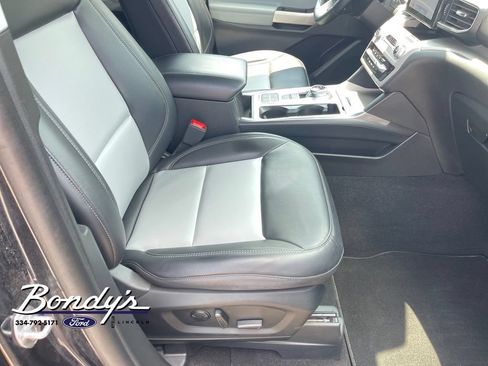 Used 2023 Ford Explorer XLT w/ Equipment Group 202A RWD image 18