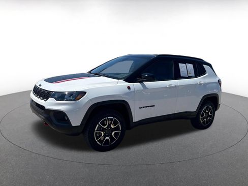 Used 2025 Jeep Compass Trailhawk AWD/4WD image 4