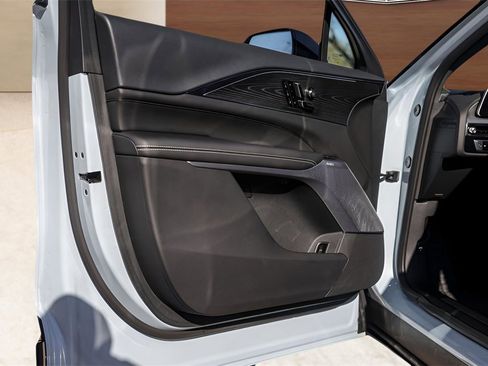 Used 2024 Cadillac Lyriq Sport image 21