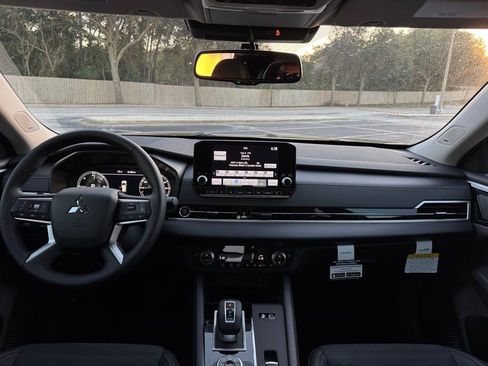 New 2025 Mitsubishi Outlander SE image 24