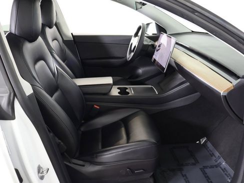 Used 2022 Tesla Model Y Long Range image 32