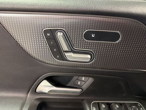 Used 2022 Mercedes-Benz GLB 250 image 26