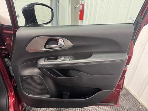 Used 2023 Chrysler Pacifica Limited w/ Uconnect Theater Family Group image 30