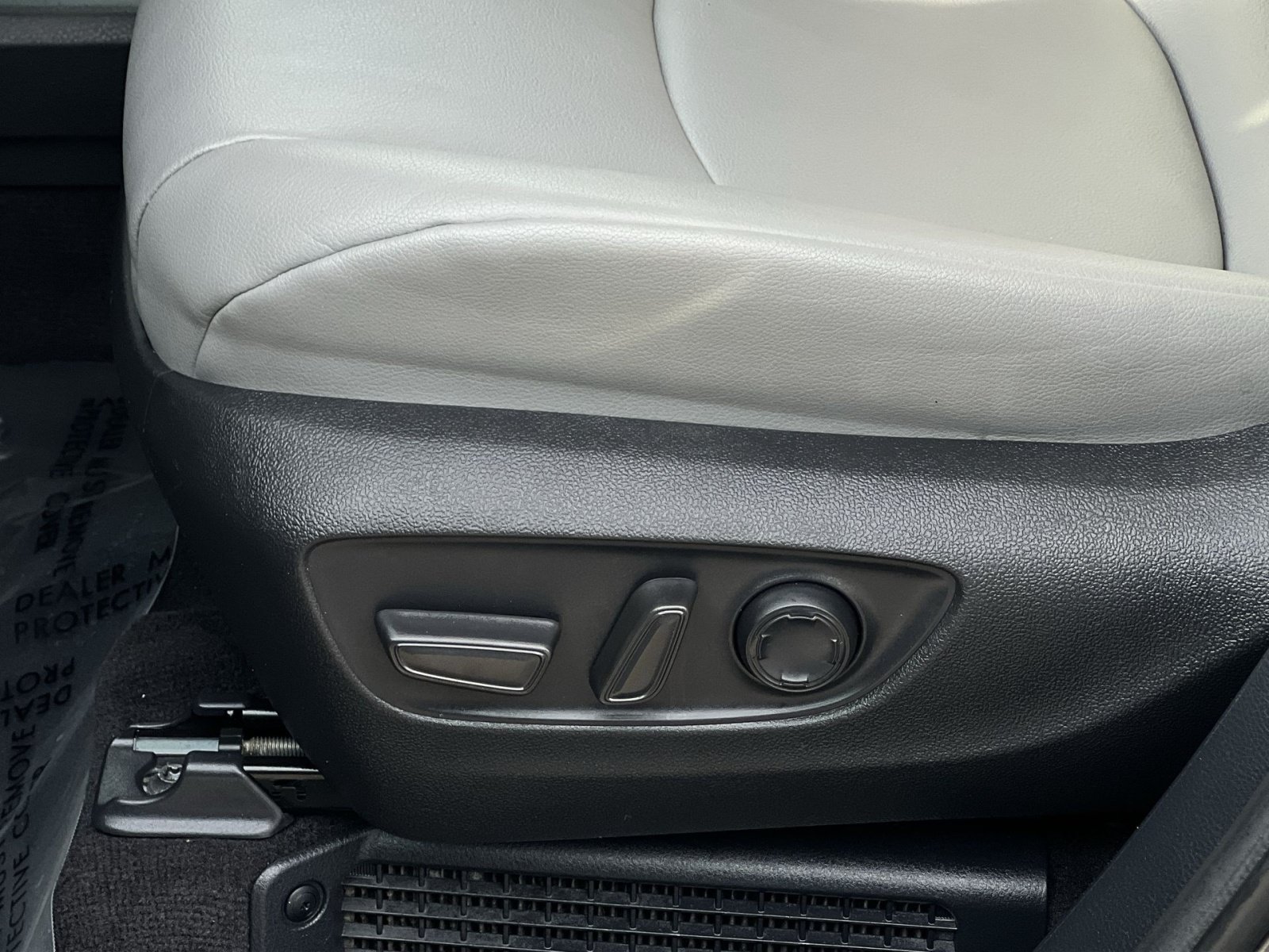 Used 2025 Toyota Sienna XLE FWD image 14