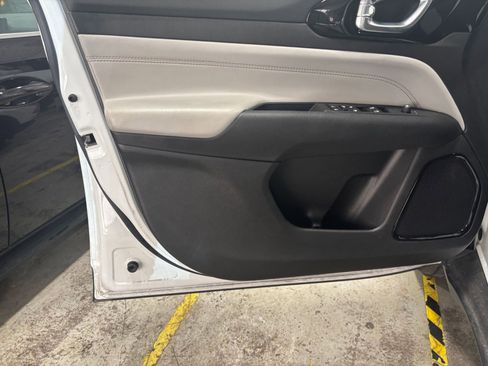 Used 2025 Jeep Compass Limited image 3