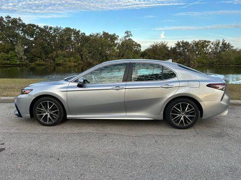 Used 2023 Toyota Camry SE image 2