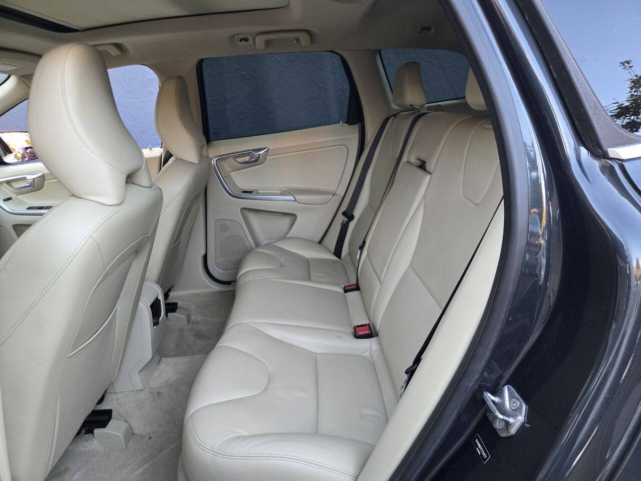 Used 2015 Volvo XC60 T5 Premier w/ Proximity Package FWD image 8