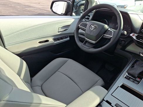 New 2026 Toyota Sienna XLE AWD/4WD image 9
