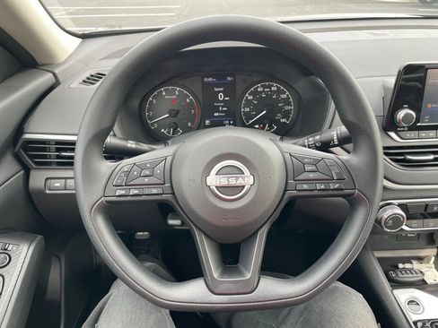 Used 2024 Nissan Altima 2.5 S FWD image 8