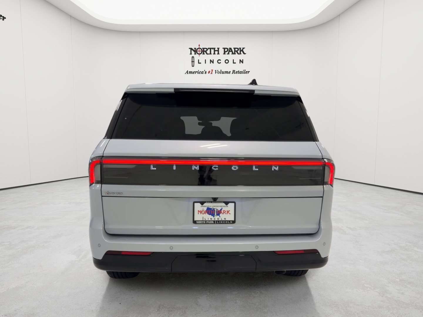 New 2026 Lincoln Navigator Reserve AWD/4WD image 4