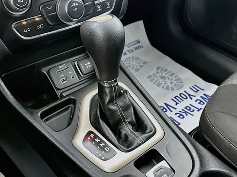 Used 2014 Jeep Cherokee Latitude w/ Cold Weather Group FWD image 16