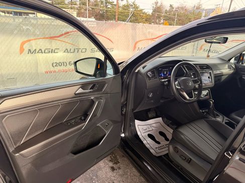 Used 2022 Volkswagen Tiguan SE image 14
