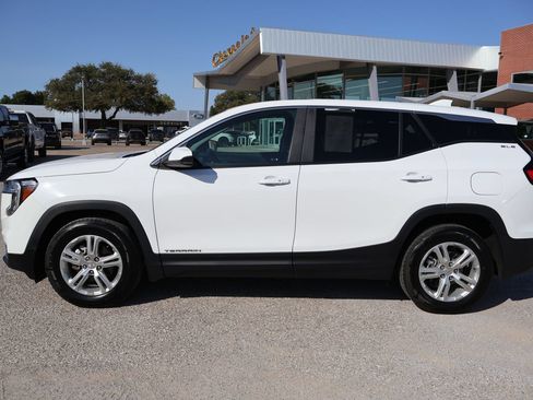 Used 2024 GMC Terrain SLE FWD image 2