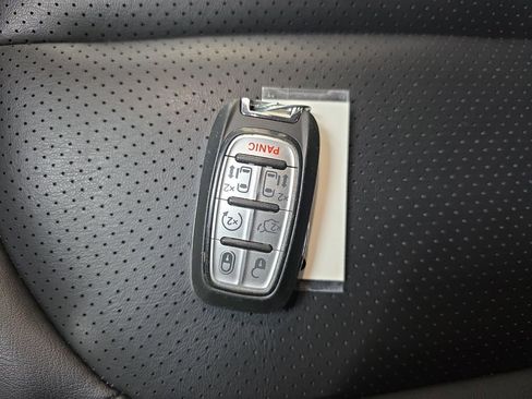 Used 2023 Chrysler Pacifica Touring-L image 36