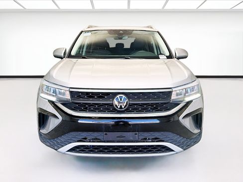 Used 2024 Volkswagen Taos SE FWD image 2