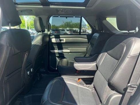 Used 2023 Ford Explorer Limited w/ Limited Technology Package AWD/4WD image 17