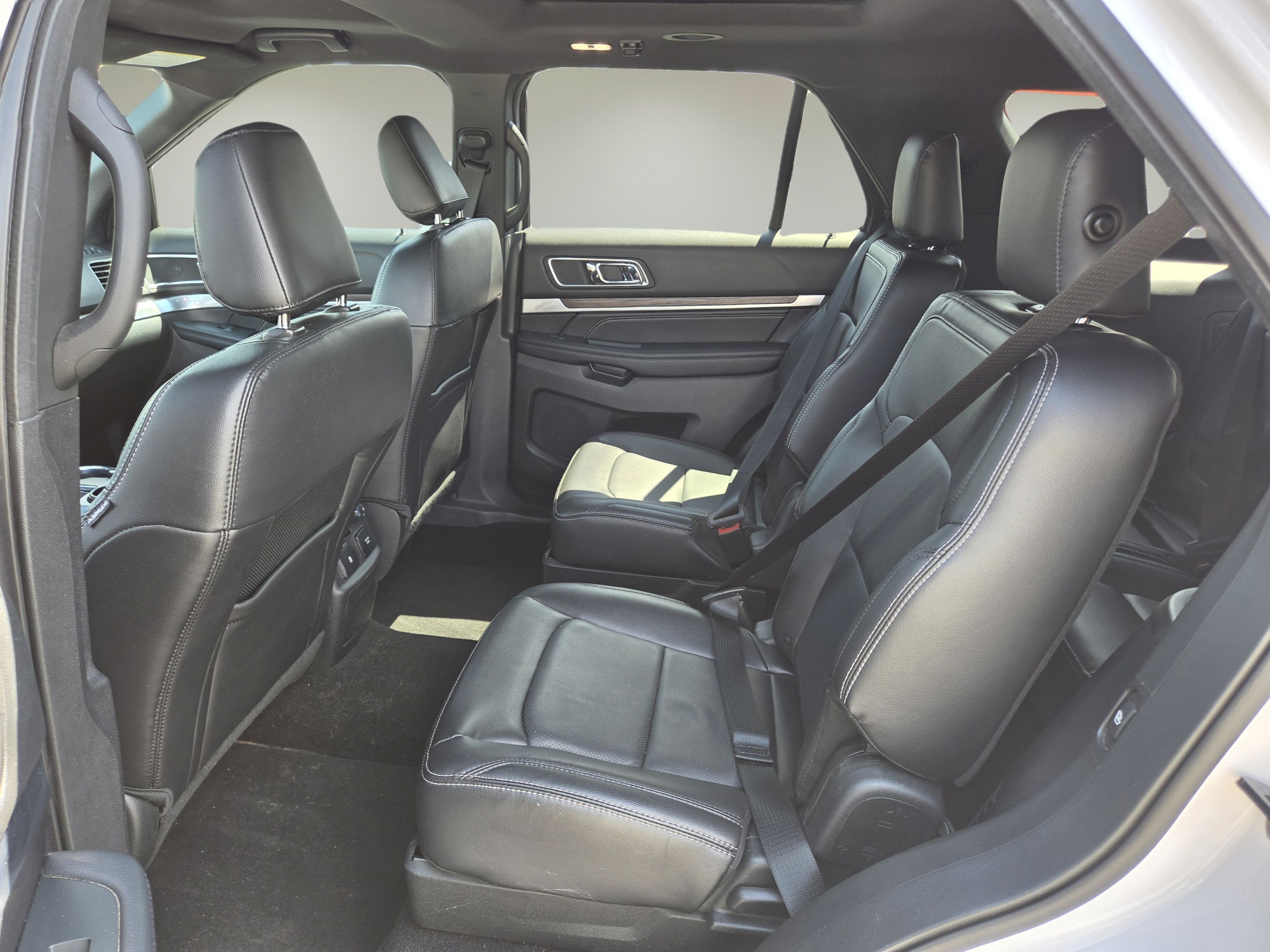 Used 2019 Ford Explorer Limited w/ Ford Safe & Smart Package FWD image 12